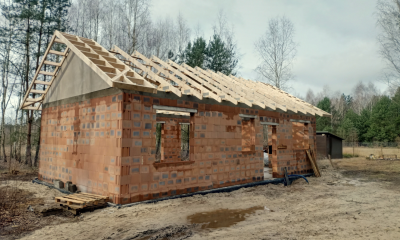 Wiązary dachowe i prefabrykowane ściany szczytowe dla domu w Joachimowie-Mogiłach