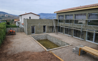 Realizacja we Francji pod Lyonem – prefabrykowany dom w kształcie litery L