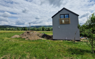 Dom prefabrykowany KAWKA w Ciechanowicach – kompaktowy i funkcjonalny dom z poddaszem użytkowym