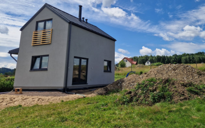 Dom prefabrykowany KAWKA w Ciechanowicach – kompaktowy i funkcjonalny dom z poddaszem użytkowym