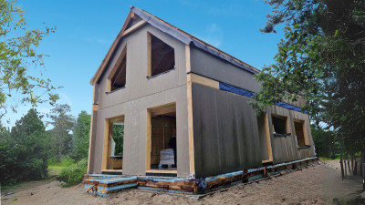 Nowoczesny dom z prefabrykatów w Puszczy Kampinoskiej