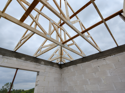 Wnętrze domu z widoczną konstrukcją prefabrykowanych wiązarów dachowych