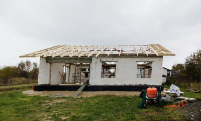 Wiązary drewniane na parterowy dom z dachem dwuspadowym – realizacja w Bielisze