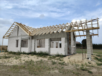 Konstrukcja dachowa na dom w Hrubieszowie – wiązary tradycyjne i wiązary nożycowe