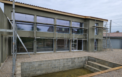 Realizacja we Francji pod Lyonem – prefabrykowany dom w kształcie litery L