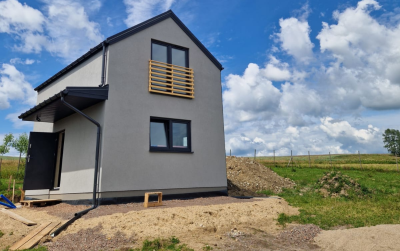 Dom prefabrykowany KAWKA w Ciechanowicach – kompaktowy i funkcjonalny dom z poddaszem użytkowym