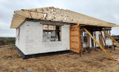 Wiązary dachowe na dach czterospadowy z miejscem na strych – realizacja w Bartodziejach k. Radomia