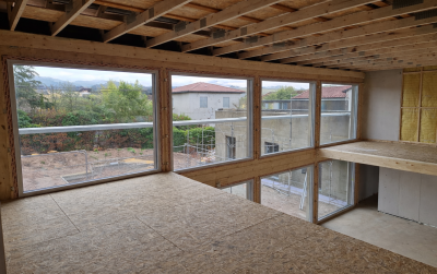 Realizacja we Francji pod Lyonem – prefabrykowany dom w kształcie litery L